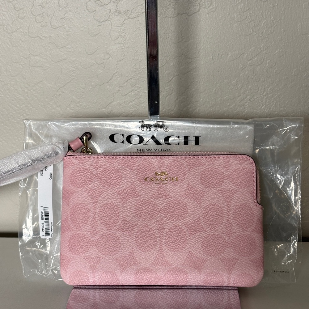 Coach Powder Pink Signature Wristlet Bag! New 👛